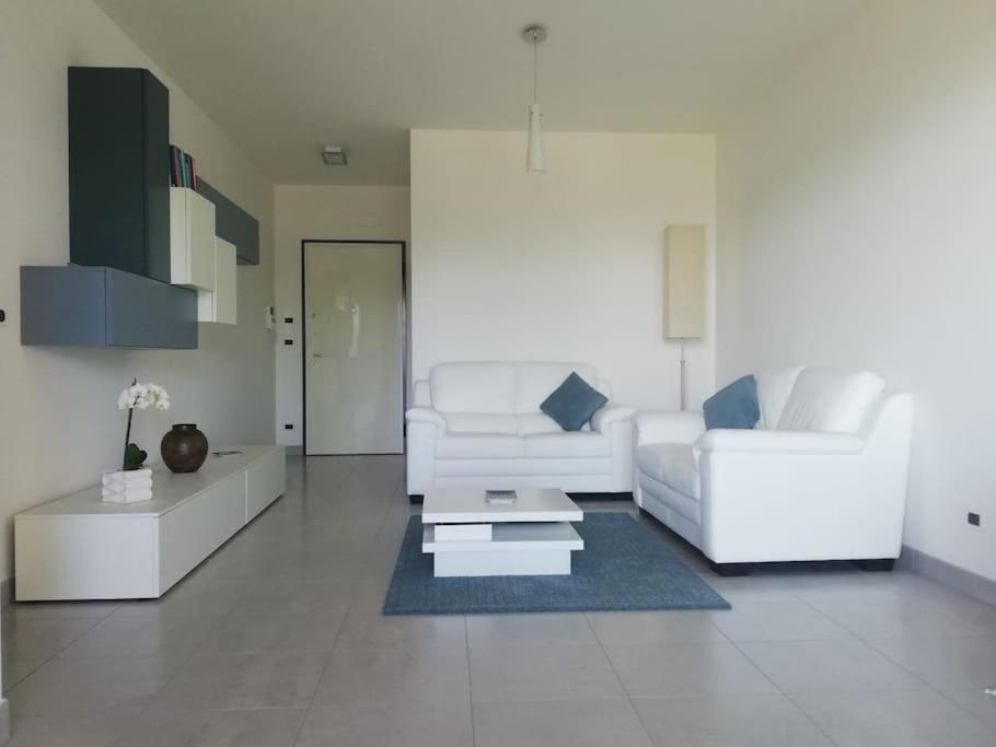 White-Blue Vibes, Seafront 2-Bedroom Apt Montesilvano Marina Dış mekan fotoğraf
