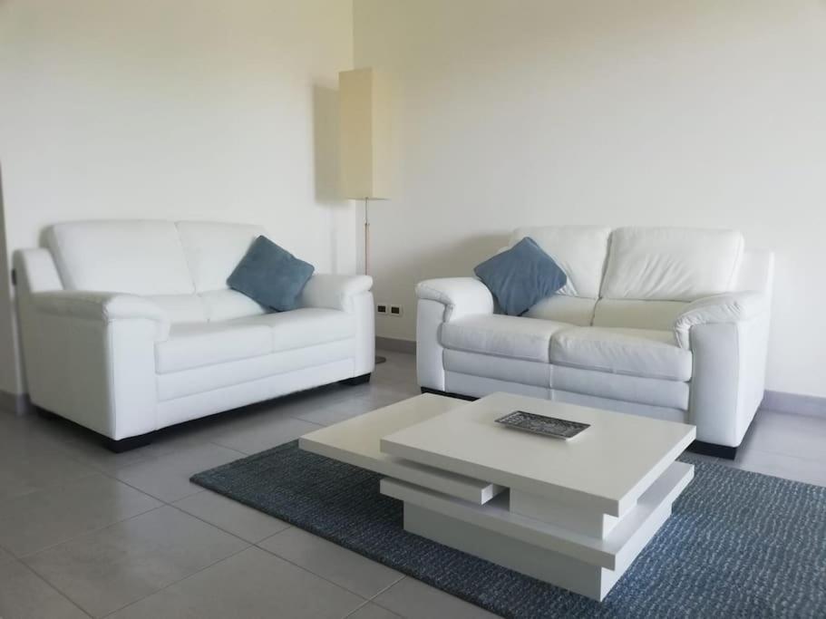 White-Blue Vibes, Seafront 2-Bedroom Apt Montesilvano Marina Dış mekan fotoğraf